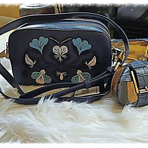 🐝🐝CYNTHIA ROWLEY NAVY CROSSBODY🐝🐝